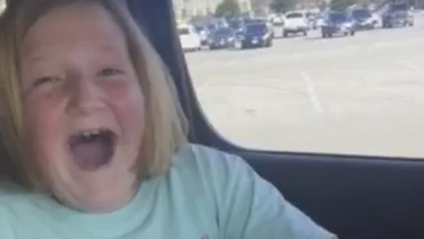 La increíble reacción de una niña de 10 años al abrir su primera escopeta de regalo