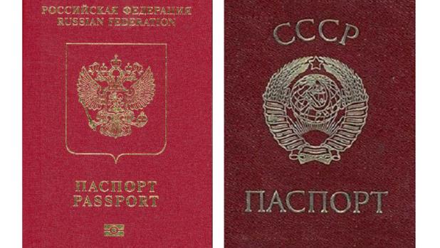 Imagen de un pasaporte ruso (izquierda) y otro de la URSS (derecha)