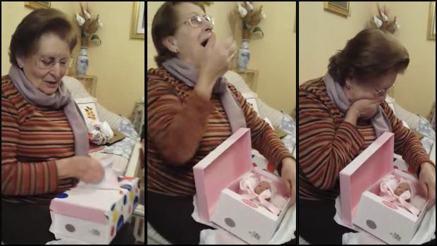 La entrañable reacción de una abuela al recibir la muñeca que nunca había podido tener