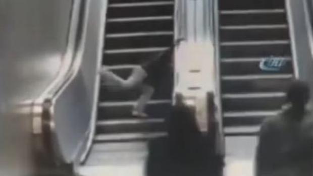 Imagen de YouTube en el momento en el que la pierna de un menor queda atrapada en las escaleras mecánicas