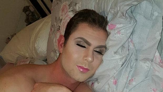 Joven maquilla a su novio mientras duerme y lo publica en Facebook