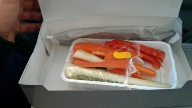 Este fue el menú vegetariano «oriental» que recibió un pasajero durante su vuelo