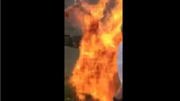 YouTube: Un joven soltero arde en llamas por una broma de sus amigos