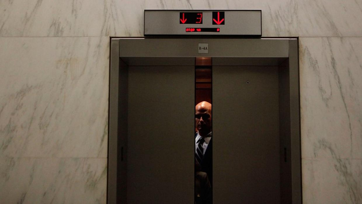 Esta es la única forma de sobrevivir en un ascensor en caída libre