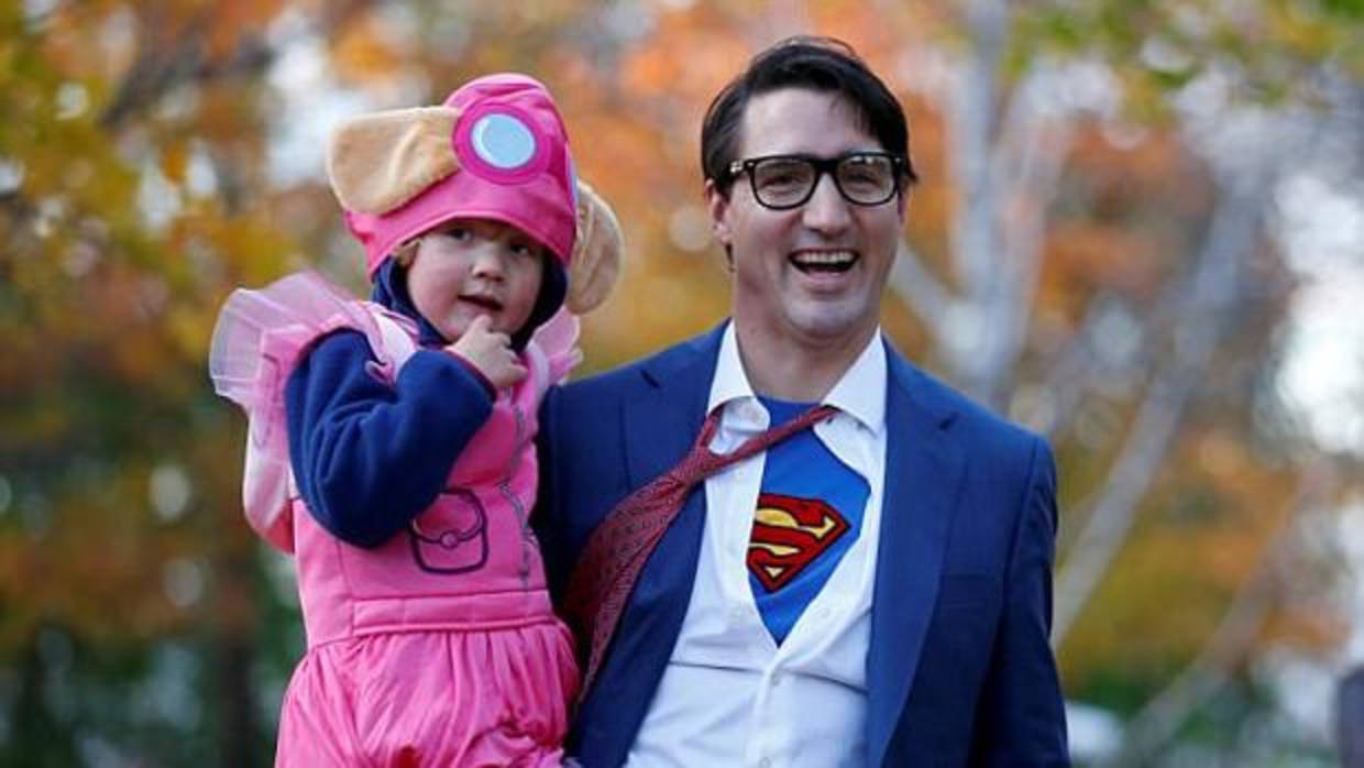 Trudeau se disfraza de Superman en el Parlamento canadiense