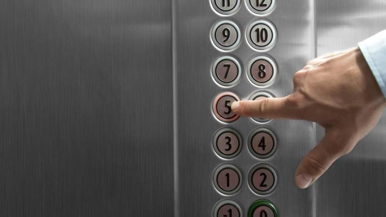 Un repartidor de comida descontento con la propina causa daños por más de mil euros en un ascensor en Gijón