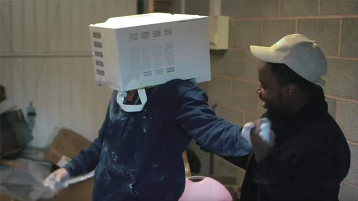 El youtuber que atascó su cabeza en un microondas lleno de cemento