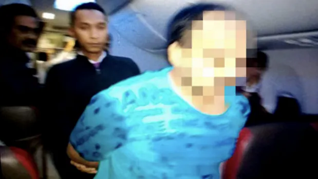 Detienen a un pasajero por desnudarse y ver porno durante un vuelo a Bangladés
