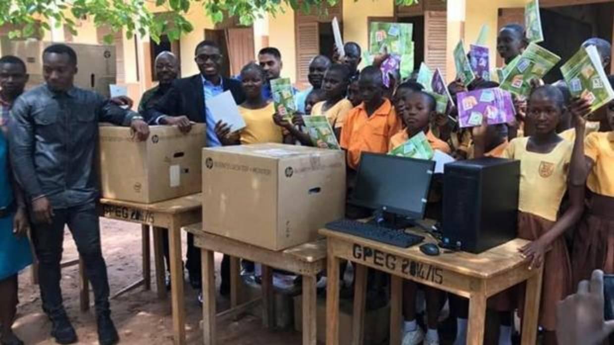 Regalan ordenadores a los alumnos de Ghana que aprendían Word en una pizarra