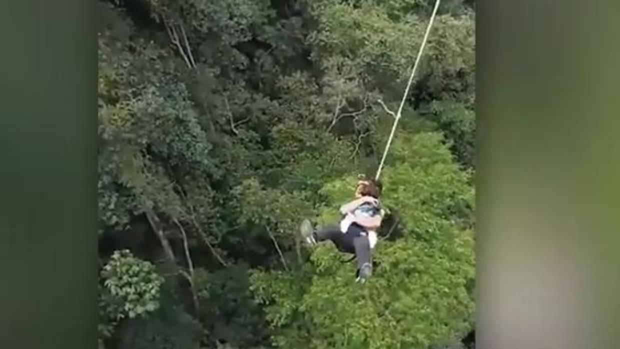 Un hombre hace puenting a 60 metros de altura con su hija en brazos