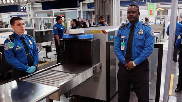 La abuela que desató el caos en un aeropuerto con su peculiar equipaje