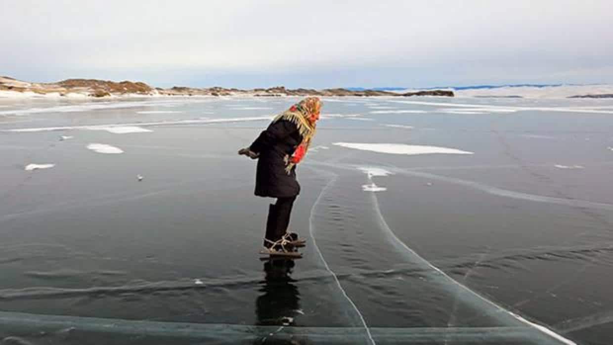 La abuela que patina sobre un lago helado para ir a alimentar a sus animales