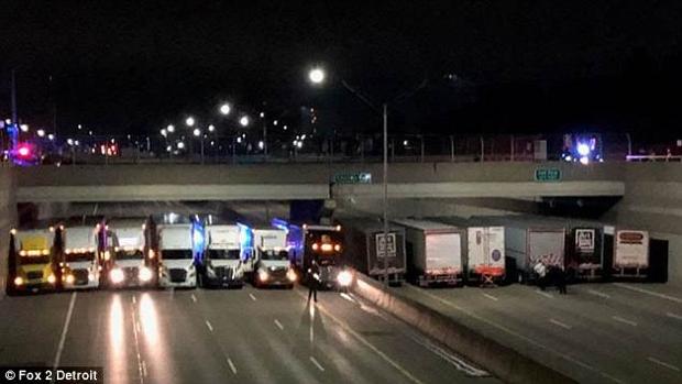 El increíble momento en el que la policía alineó 13 camiones para evitar el suicidio de un hombre