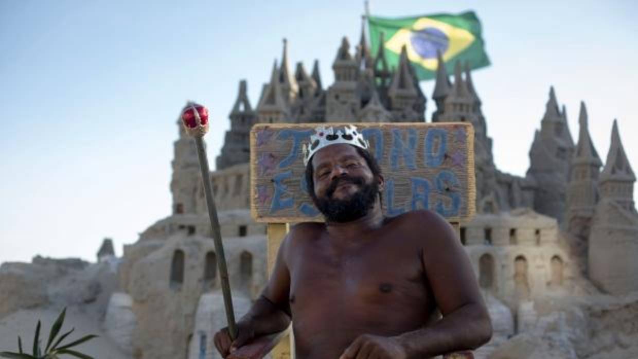 El hombre que vive en un castillo de arena desde hace 22 años