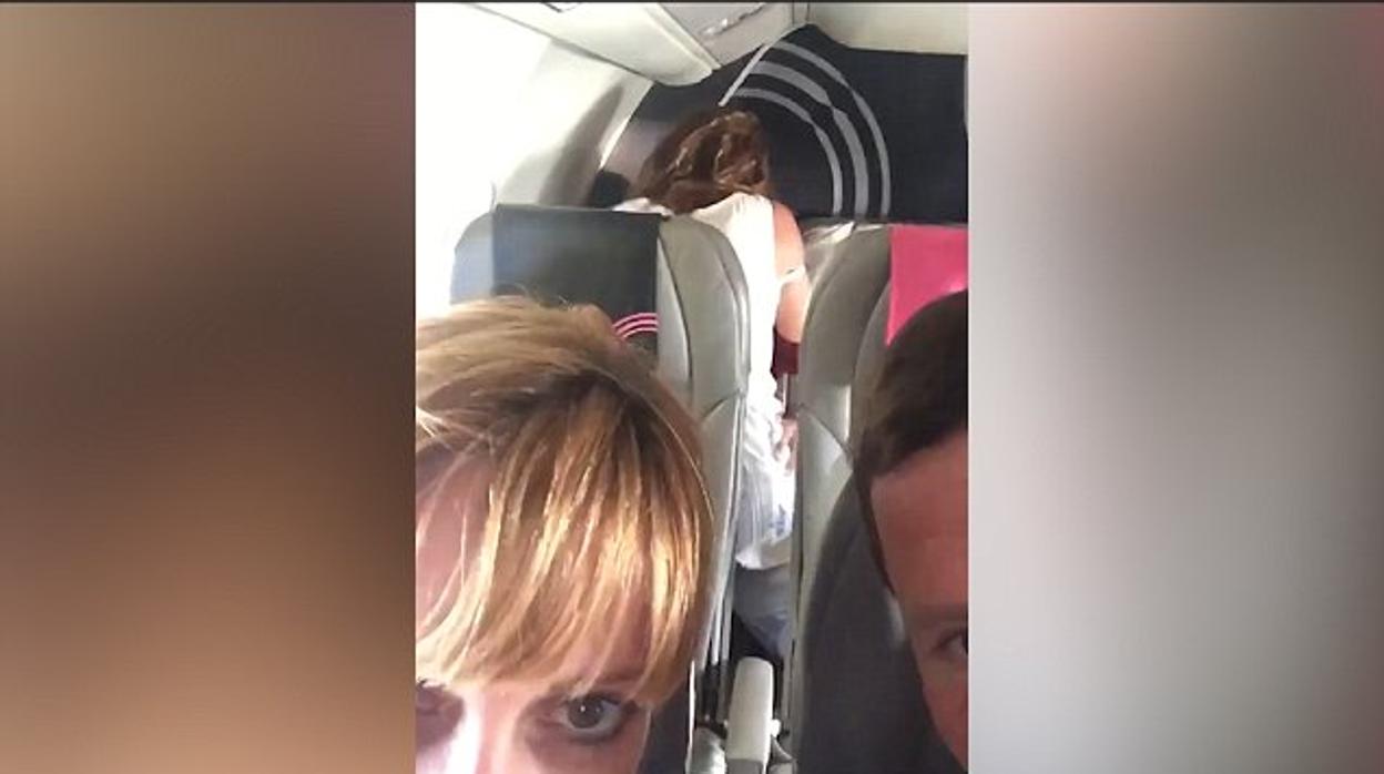 Graban a una pareja teniendo relaciones sexuales en el asiento de un avión  en pleno vuelo