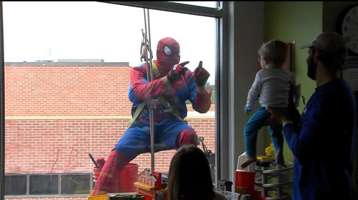 Trabajadores de la limpieza de un hospital infantil se disfrazan de superhéroes para sorprender a los niños