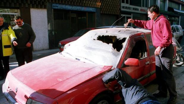 Imagen de archivo de un coche destrozado en Rentería