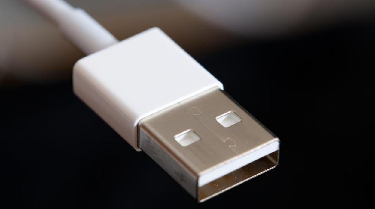 Imagen de un cable USB con el que «experimentó» el joven