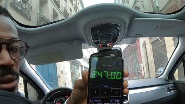 Condenado a ocho meses de cárcel el taxista que timó a unos turistas tailandeses en París