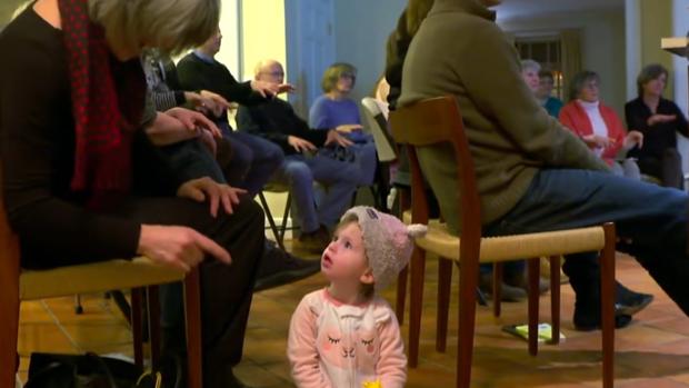 Un vecindario aprende lengua de signos para comunicarse con una niña sorda de dos años