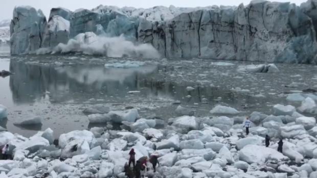 Un grupo de turistas logra escapar de una ola provocada por el desprendimiento de un glaciar