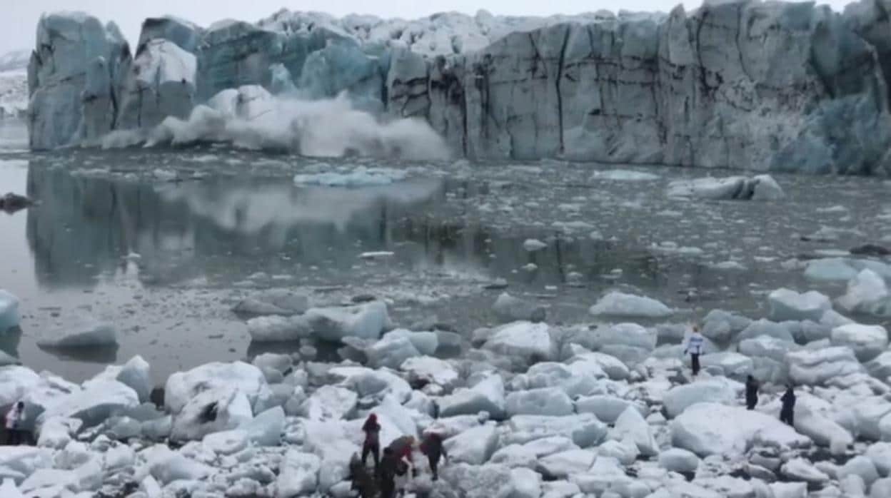 Momento en el que un grupo de turistas huye de las olas provocadas por el «parto» de un glaciar