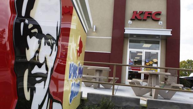 Detenido por comer gratis durante un año en un KFC alegando que era de la oficina central