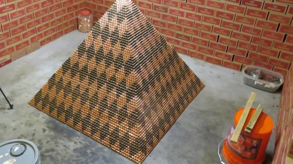 Imagen de la pirámide hecha con centavos