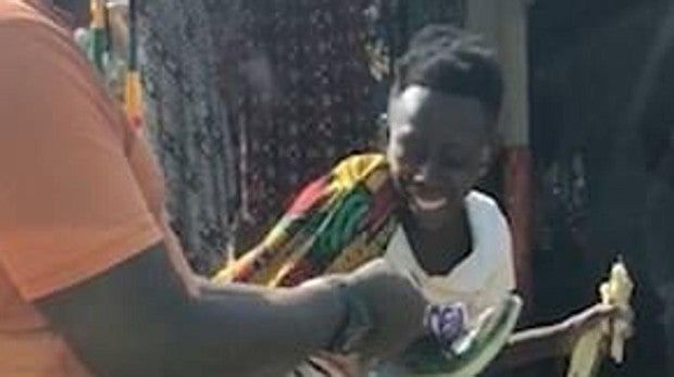 El alegre baile de una mujer ugandesa tras de recibir su primer par de zapatos