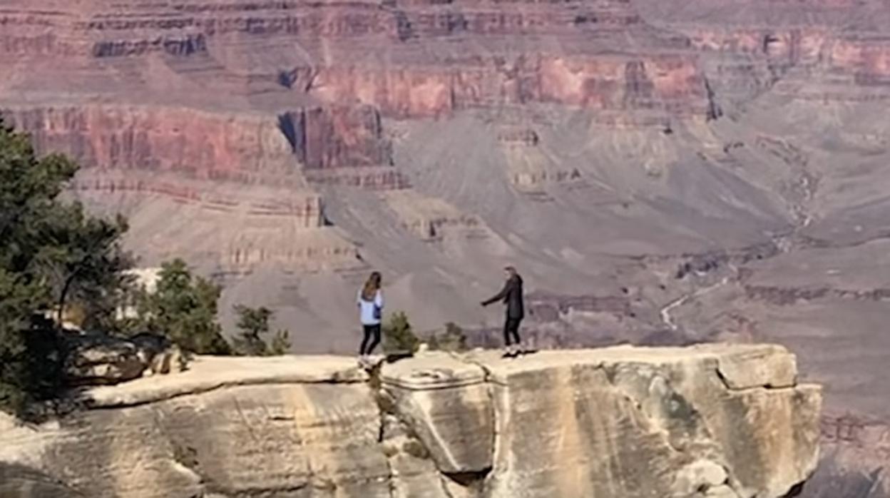 Momento en el que una joven casi cae por un acantilado al hacer una foto