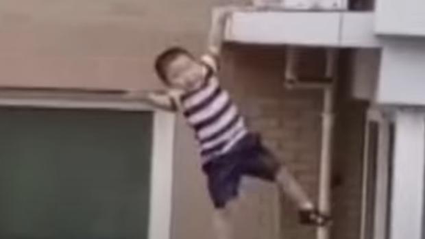 Un hombre atrapa en el aire a un niño tras caer desde un quinto piso