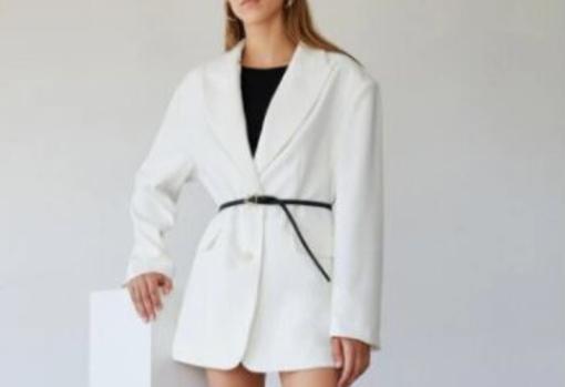 Combina una blazer blanca con prendas informales para conseguir el look más top de la temporada