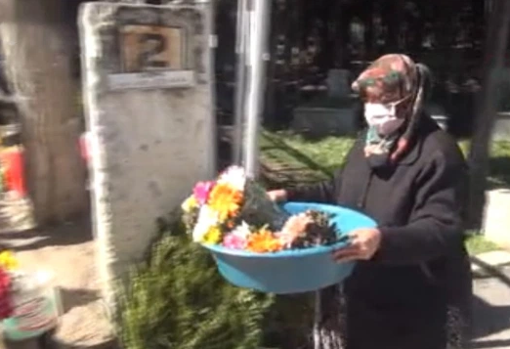 La madre de la joven durante su trabajo vendiendo flores