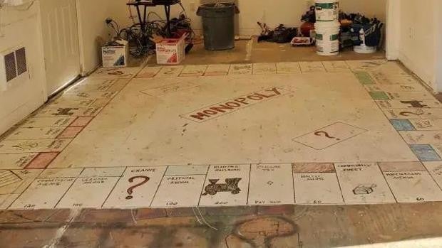 La sorpresa de una pareja al romper su alfombra y encontrar un tablero gigante del Monopoly