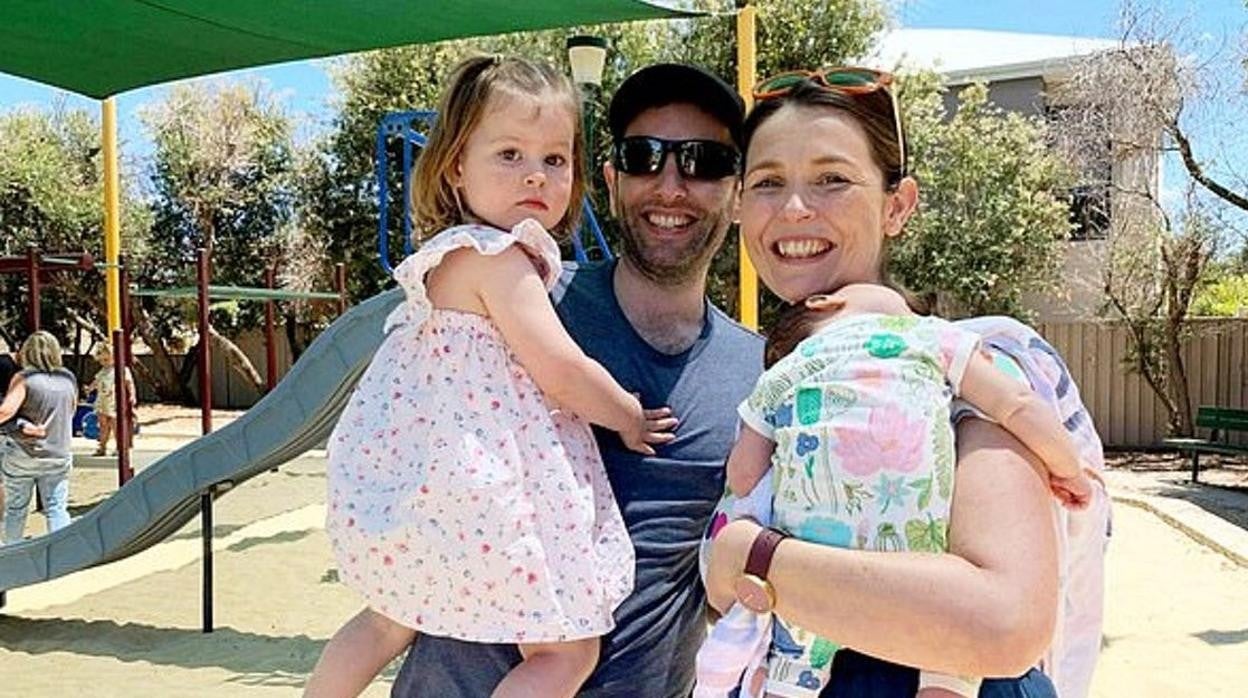 Adam y Caitlin Graveley con sus dos pequeños