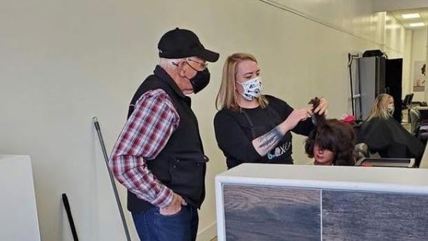 El tierno gesto de amor de un anciano: va a una peluquería para aprender a rizar el pelo a su mujer