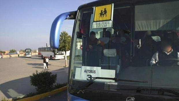 Un niño de 11 años salta de un autobús escolar por la ventanilla para escapar de sus acosadores