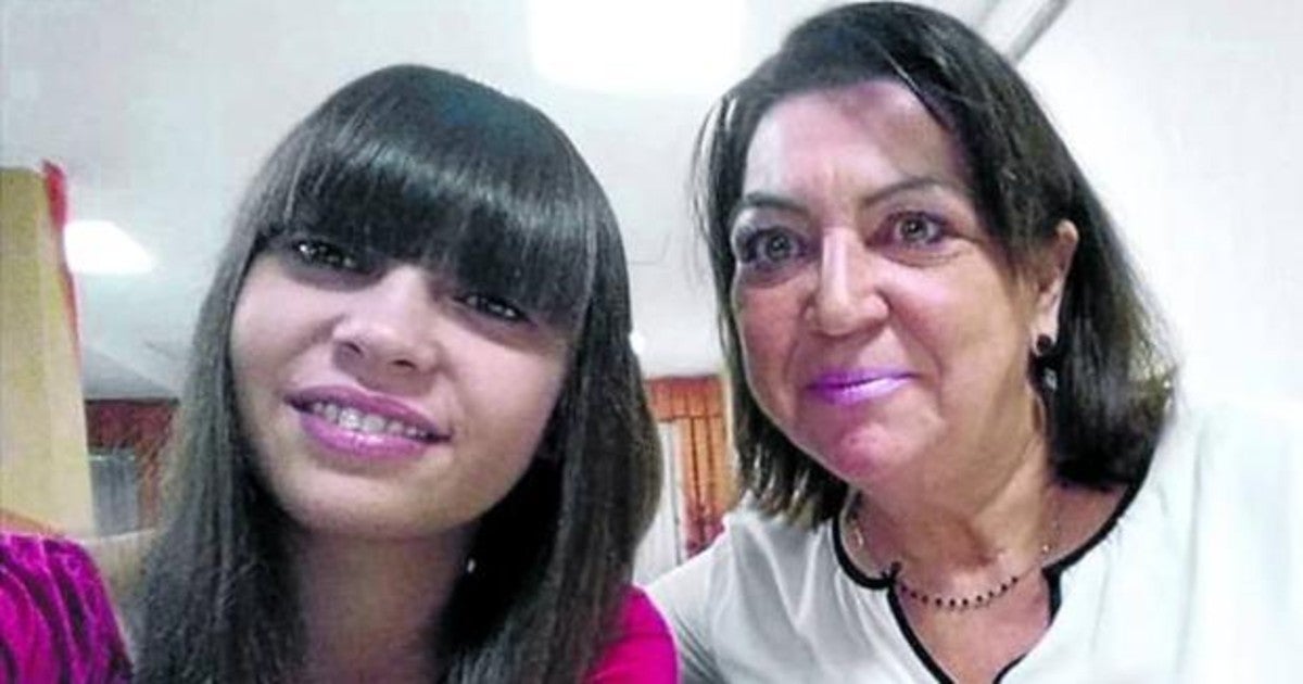 Malika Chalhy, en una imagen de hace años junto a su madre