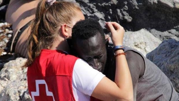 Luna, la joven de Cruz Roja que conmovió al consolar a un inmigrante en Ceuta, obligada a cerrar sus redes