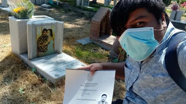 Un estudiante cumple su promesa y lleva su título universitario a la tumba de sus padres