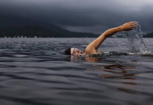 La natación es un deporte muy completo que desarrolla la musculatura y ayuda al bienestar