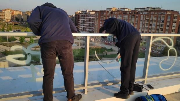 La Policía de Logroño descubre a dos jóvenes limpiando los grafitis de la calle: «Nos da rabia que se deteriore el entorno»