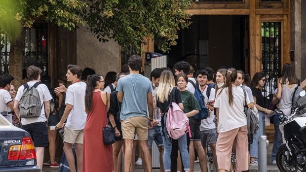 Denuncia a un instituto de Tenerife por expulsar cuatro veces a una niña de 14 años por llevar un 'top' a clase