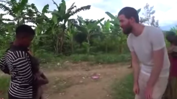 Una niña africana llora al ver un hombre blanco por primera vez y pensar que es un fantasma