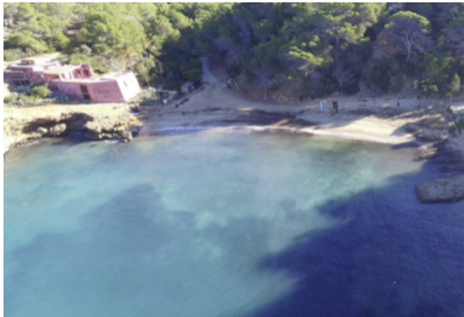 Las casas varadero y los pinos le dan a Cala Salada un atractivo especial