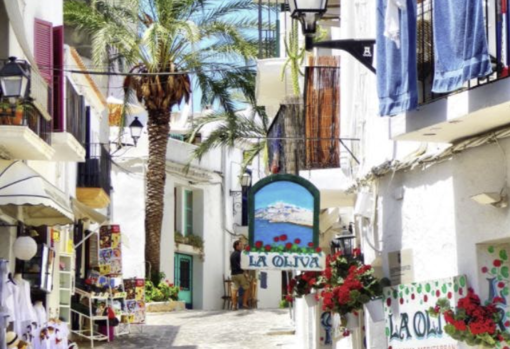 La zona de Dalt Vila permite disfrutar de agradables paseos y admirar la arquitectura ibicenca