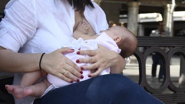 La seguridad de un parque de atracciones pide a una mujer que deje de amamantar a su bebé de dos meses