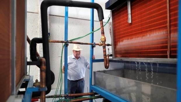 El ingeniero español que ha creado una máquina que extrae agua potable del aire y funciona en el desierto