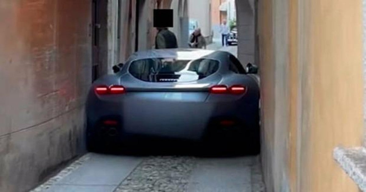 Vídeo: Un Ferrari Roma de 230.000 se queda encajado en un callejón de Italia