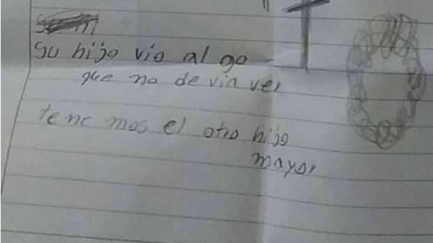 Encuentra muerto a su hijo de dos años junto a una nota que decía: «Lo siento, vio algo que no debía ver»